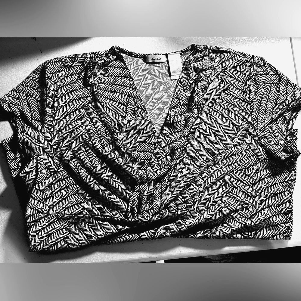 Liz & Company V-Neck Black & White Poly/knit blouse Size XL